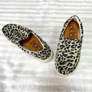 Hey Dude natural collection slip ons, women’s, Cheetah gray, size 5